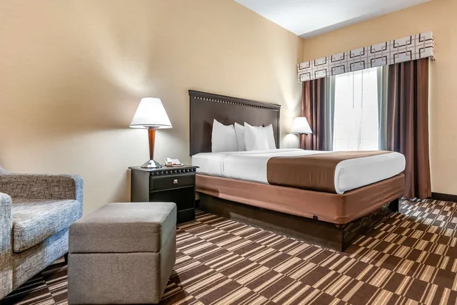 غرفة قياسية بسرير كينج لذوي الإعاقة، Best Western Plus Victor Inn & Suites 2/6