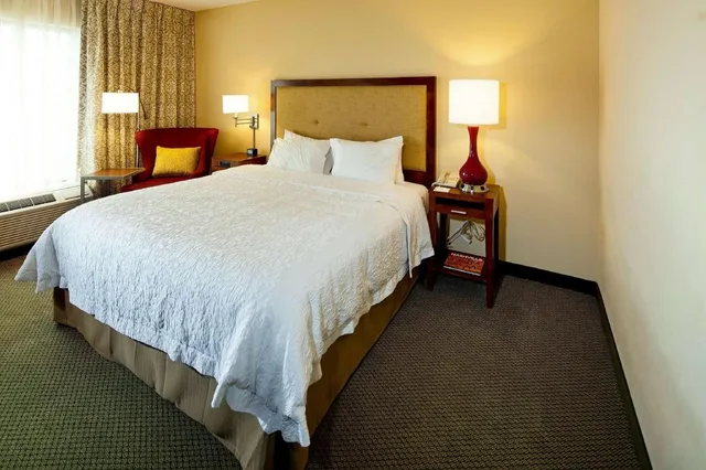 جناح بسرير كوين مع أريكة لذوي الإعاقة، Hampton Inn Suites Nashville Green Hills 1/5