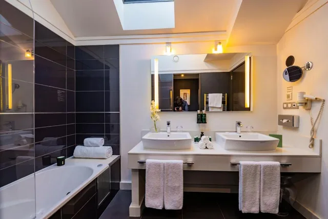 جناح جونيور، Grand Palace Brno hotel 5/5