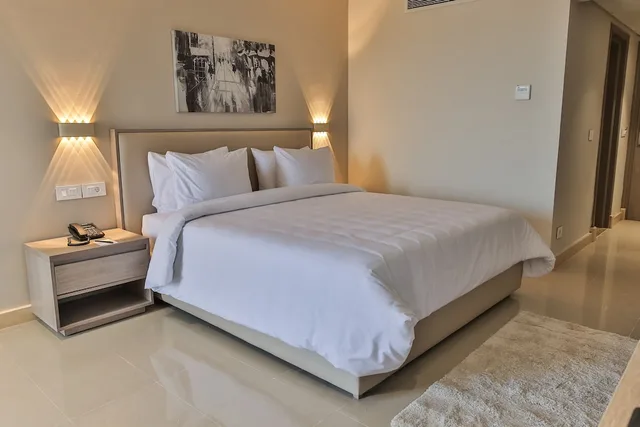 Deluxe, King Bed, Side Sea View، Triumph White Sands 1/4