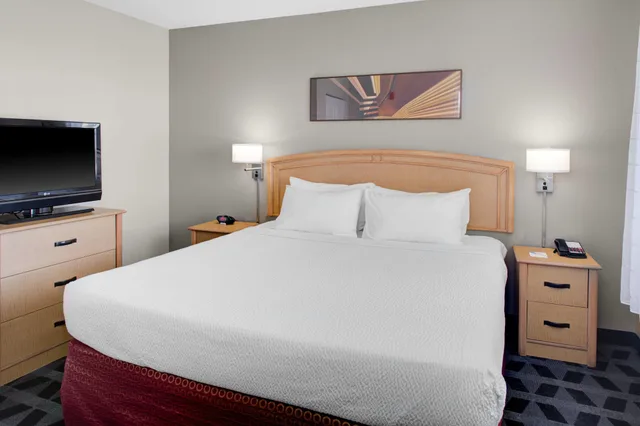جناح بسرير كوين بغرفة نوم واحدة مع أريكة، TownePlace Suites by Marriott Wichita East 2/6