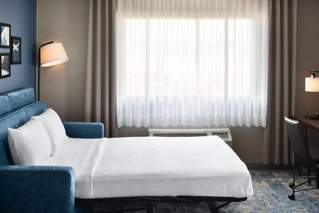 جناح ركني بسرير كينج بغرفة نوم واحدة مع أريكة، Four Points by Sheraton Edmonton South 2/5