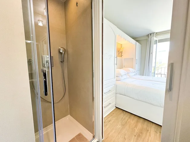 غرفة بسرير كوين بإطلالة على الحديقة بشرفة، Hotel De Provence 8/8