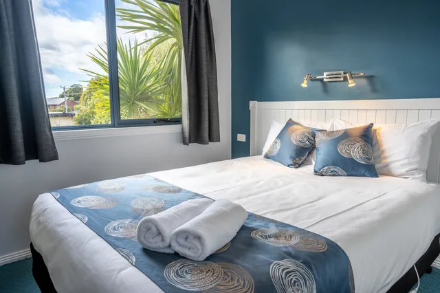 كابينة سوبيريور بسرير كوين وأسرّة بطابقين بغرفتي نوم، Big4 St Helens Holiday Park 1/2