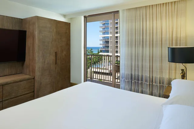2 Bedrooms, Suite, Partial Ocean View, 2 Bathrooms, Balcony، Embassy Suites By Hilton Waikiki Beach Walk 2/3
