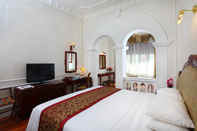 Room, Queen Bed, Continental Saigon 2/8