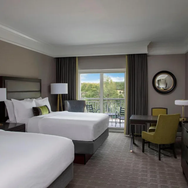 غرفة غراند ديلوكس بسريرين كوين بإطلالة على المتنزه بشرفة، The Ballantyne A Luxury Collection Hotel Charlotte 1/6