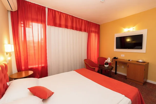 جناح عائلي بسرير كوين مع أريكة، Continental Hotel 1/8