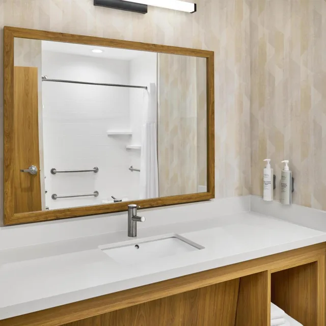 غرفة بسرير كينج وسريرين كوين بحوض استحمام لذوي الإعاقة، Hampton Inn Midland West 3/4
