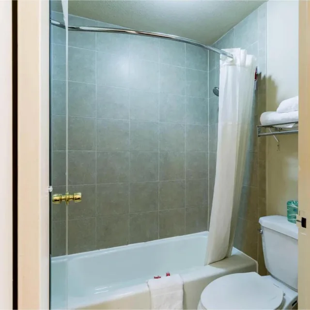 غرفة بسرير كينج وسريرين كوين بمطبخ صغير، Eco Inn Suites by Hotel O Baytown 4/4