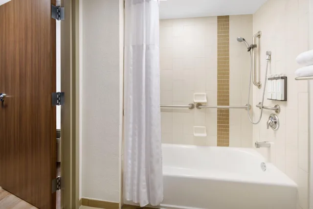 غرفة بسرير كينج مع أريكة لذوي الإعاقة، Hyatt Place Orlando / I-Drive / Convention Center 3/3