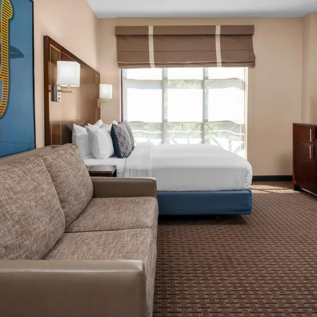 غرفة بسرير كينج مع أريكة، New Haven Hotel 5/9