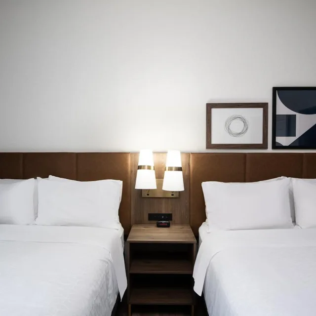 جناح بسرير كينج وسريرين كوين بغرفتي نوم مع أريكة، Staybridge Suites Phoenix-Glendale 4/10