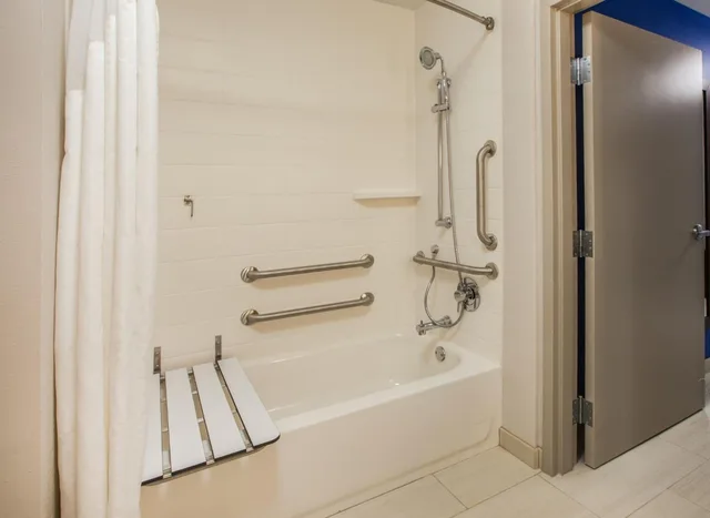 غرفة قياسية بسريرين كوين بحوض استحمام لذوي الإعاقة، Holiday Inn Express HATTIESBURG WEST – UNIV AREA 3/5