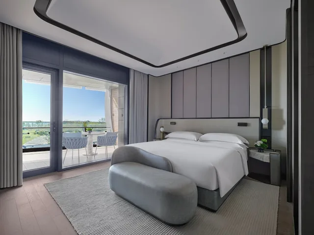 غرفة بريميوم بسرير كينج بإطلالة على البحيرة، InterContinental Shanghai Harbour City 1/2