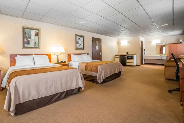 Efficiency, Suite, 2 Queen Beds، Comfort Inn and Suites Gateway to Glacier National Park 1/3