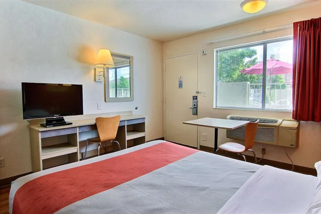 غرفة ديلوكس بسرير كوين لذوي الإعاقة، Motel6 Kingsville, TX 3/8