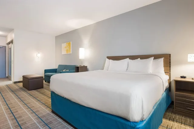جناح بسرير كينج مع أريكة بمطبخ صغير، MainStay Suites Gaylord 1/6