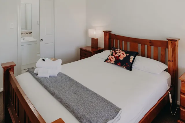 Lodge, Cabin, 3 Queen Beds, Farmers Quarters 1/2