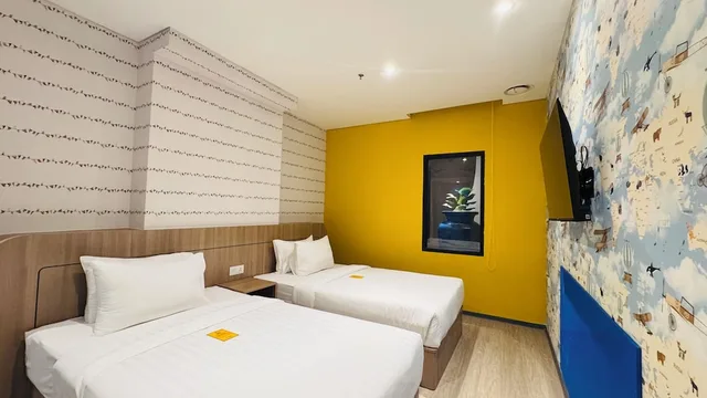 غرفة عائلية بسرير كوين وسريرين منفصلين بغرفتي نوم، Yellow Bee Resort Cililitan 1/5