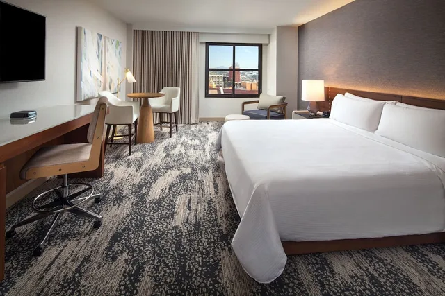 غرفة بريميوم بسرير كينج بإطلالة على المدينة بشرفة، Westin Gaslamp Quarter 5/8