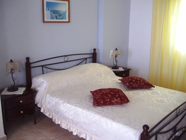 Premier, Queen Bed, Caldera View, Sofa، Hotel Mylos 2/6