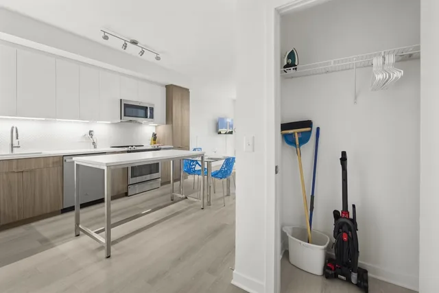 شقة ديلوكس بسرير كوين بشرفة بغرفة نوم واحدة مع أريكة، Global Luxury Suites at Capitol Hill 4/5