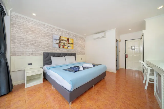 غرفة ديلوكس بسرير كينج بإطلالة على المسبح، Patong Central Residence & Apartment 3/7