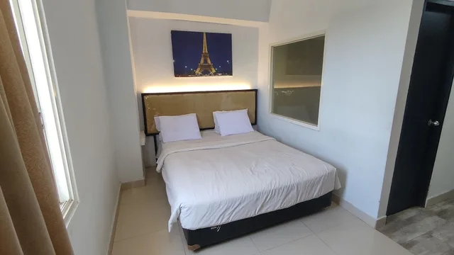 غرفة تنفيذية بسرير كوين، De La Charis Hotel by Waringin Hospitality 3/6