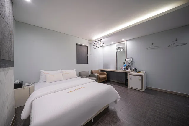 Deluxe, Wave, Bathtub، Richi Hotel 2/2