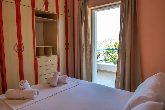 شقة بسرير كوين وسرير فردي بشرفة مع أريكة، Miracle Luxury Apartments 3/5