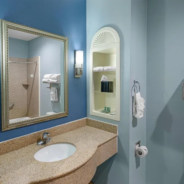غرفة بسرير كينج بجاكوزي، Best Western South Plains Inn & Suites 6/9