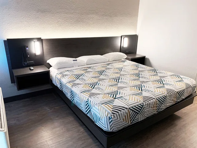 Deluxe, King Bed, Accessible, Motel6 Amarillo, TX - Airport 4/6