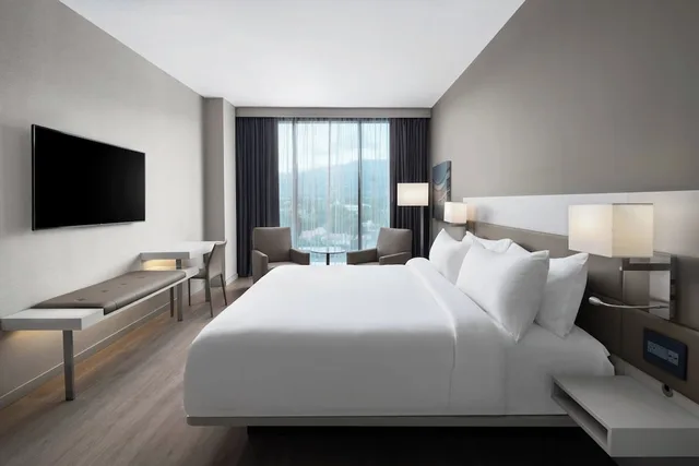جناح بسرير كينج مع أريكة، AC Hotel Kingston, Jamaica 1/2