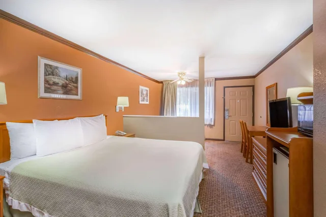 جناح استوديو بسرير كينج، Days Inn By Wyndham Bishop 1/6