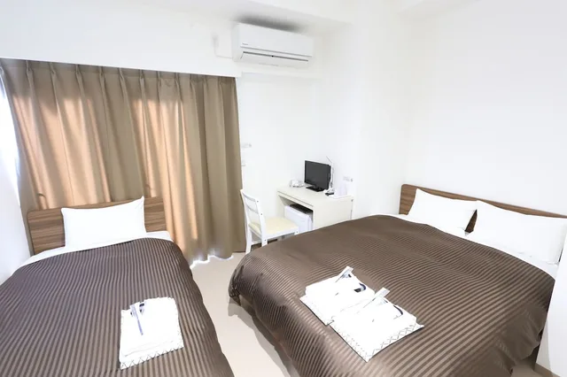 غرفة قياسية ثلاثية بسرير مزدوج وسرير فردي بإطلالة على المدينة، Oak Hotel Edo - Hostel 1/2