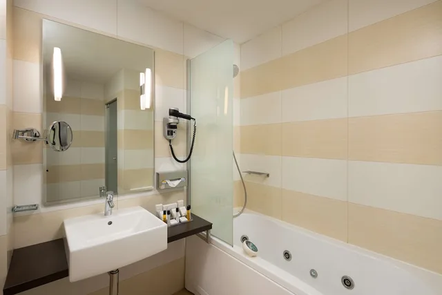 غرفة ديلوكس بسرير كينج، Golden Tulip Ana Tower Sibiu 10/10