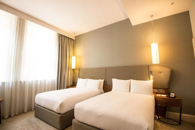 غرفة ديلوكس بسريرين منفصلين بإطلالة على المدينة، DoubleTree by Hilton Hotel & Spa Liverpool 2/3
