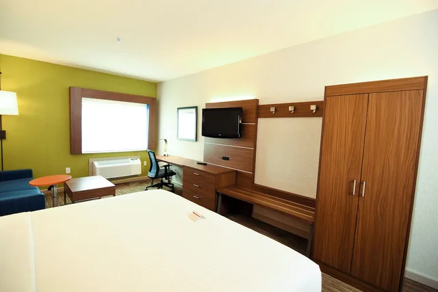 Standard, King Bed, Sofa, Holiday Inn Express Hotel And Suites Port Clinton Catawba Island 2/9