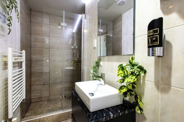 غرفة سوبيريور رباعية بسرير كوين مع أريكة، Hotel Vayalen 3/3