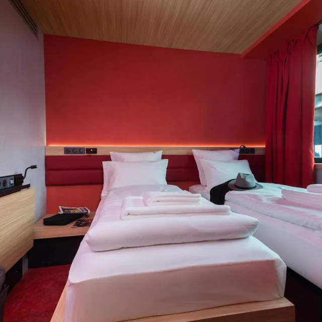 غرفة بسريرين منفصلين، Yooma Urban Lodge Paris Tour Eiffel 1/5