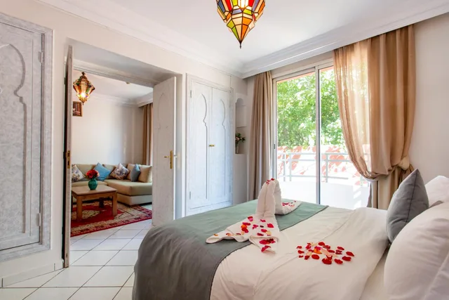 جناح جونيور، Akabar Hotel 2/4