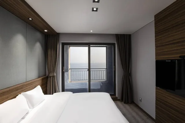 غرفة ديلوكس بسرير كينج بشرفة، Western Grace Hotel 2/10