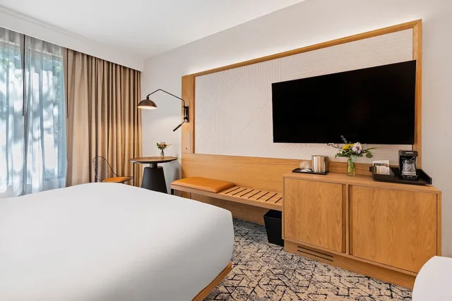 غرفة كلوب بسريرين كوين، Sheraton Chapel Hill Hotel 3/4
