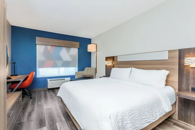 غرفة قياسية بسرير كينج، Holiday Inn Express & Suites Jacksonville - Blount Island, an IHG Hotel 2/3