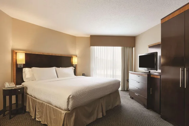 جناح، Embassy Suites by Hilton Birmingham 2/8