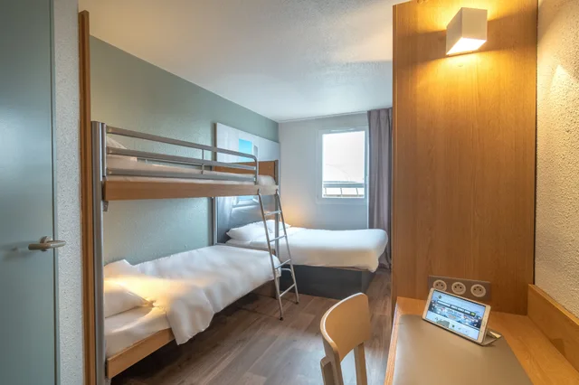 غرفة رباعية بسرير مزدوج وسريرين منفصلين، B&B Hotel Chateauroux Deols 3/4