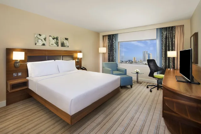 غرفة قياسية بسرير كينج لذوي الإعاقة، Hilton Garden Inn Ras Al Khaimah 1/2