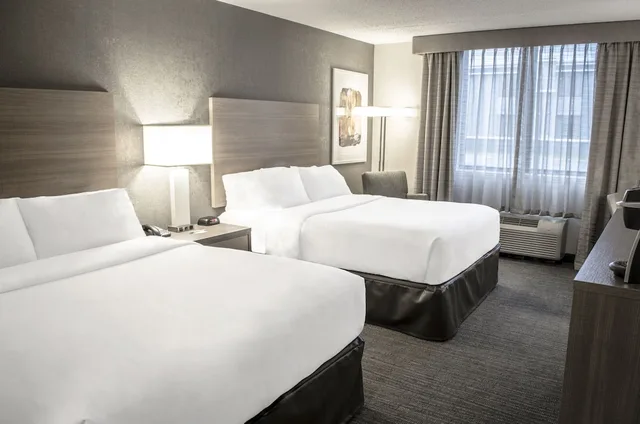 غرفة قياسية بسريرين كوين بإطلالة على المسبح، Holiday Inn Fargo 4/10