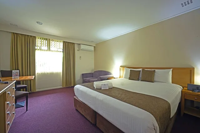 غرفة تنفيذية بسرير كينج، Hospitality Inn Geraldton SureStay Collection by Best Western 1/5